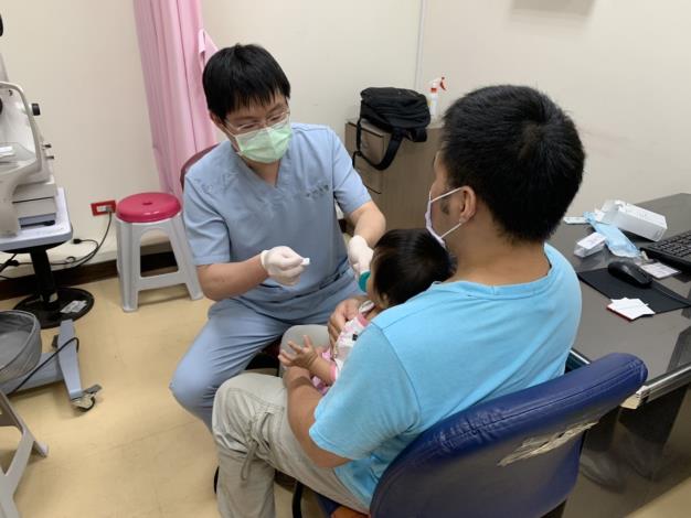 結合衛生所預防注射門診時段，牙醫師施作塗氟服務