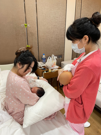 醫護人員教導產婦哺餵母乳姿勢（桃園秉坤婦幼醫院提供）