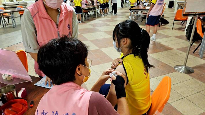 學生接種疫苗